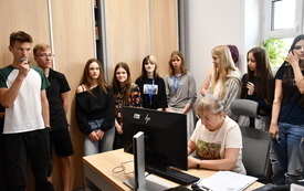 Młodzież z Dąbrowskiej odwiedziła kęcki magistrat  1