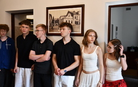 Młodzież z Dąbrowskiej odwiedziła kęcki magistrat  33