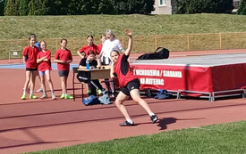 Drużyna dziewcząt SP 2 Kęty z brązowym medalem Małopolskich Igrzysk Dzieci w Tr&oacute;jboju Lekkoatletycznym 1