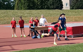 Drużyna dziewcząt SP 2 Kęty z brązowym medalem Małopolskich Igrzysk Dzieci w Tr&oacute;jboju Lekkoatletycznym 3