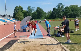 Drużyna dziewcząt SP 2 Kęty z brązowym medalem Małopolskich Igrzysk Dzieci w Tr&oacute;jboju Lekkoatletycznym 4