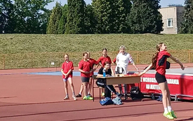 Drużyna dziewcząt SP 2 Kęty z brązowym medalem Małopolskich Igrzysk Dzieci w Tr&oacute;jboju Lekkoatletycznym 5