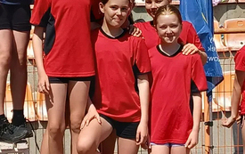 Drużyna dziewcząt SP 2 Kęty z brązowym medalem Małopolskich Igrzysk Dzieci w Tr&oacute;jboju Lekkoatletycznym 6