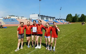 Drużyna dziewcząt SP 2 Kęty z brązowym medalem Małopolskich Igrzysk Dzieci w Tr&oacute;jboju Lekkoatletycznym 9
