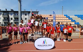 Drużyna dziewcząt SP 2 Kęty z brązowym medalem Małopolskich Igrzysk Dzieci w Tr&oacute;jboju Lekkoatletycznym 11
