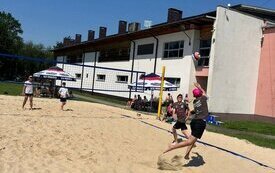 Upalny Turniej siatk&oacute;wki plażowej rozegrany 25