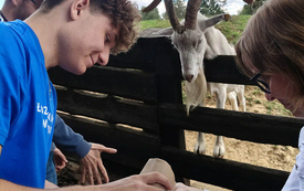 Młodzieżowa Drużyna Wolontariatu z Kęt w Mini Zoo w Inwałdzie 6