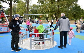 Nowy plac zabaw już służy naszym milusińskim 121