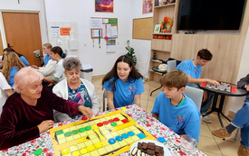 &bdquo;Czas z plansz&oacute;wką&rdquo; - wolontariusze z &bdquo;Tr&oacute;jki&rdquo; z wizytą u senior&oacute;w 3