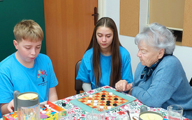 &bdquo;Czas z plansz&oacute;wką&rdquo; - wolontariusze z &bdquo;Tr&oacute;jki&rdquo; z wizytą u senior&oacute;w 4