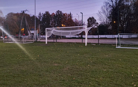Nowe bramki na boisku bocznym na stadionie TS Hejnał Kęty 1