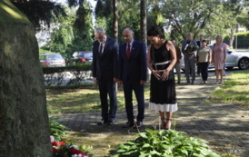 Kęckie obchody Święta Wojska Polskiego oraz 102. rocznicy Bitwy Warszawskiej: Składanie wiązanek kwiatowych przy obelisku pamięci generała Władysława Sikorskiego