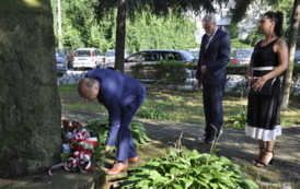 Kęckie obchody Święta Wojska Polskiego oraz 102. rocznicy Bitwy Warszawskiej: Składanie wiązanek kwiatowych przy obelisku pamięci generała Władysława Sikorskiego