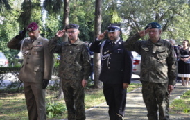 Kęckie obchody Święta Wojska Polskiego oraz 102. rocznicy Bitwy Warszawskiej: Składanie wiązanek kwiatowych przy obelisku pamięci generała Władysława Sikorskiego