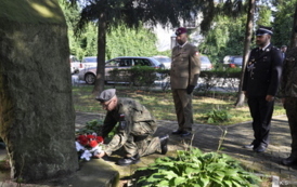 Kęckie obchody Święta Wojska Polskiego oraz 102. rocznicy Bitwy Warszawskiej: Składanie wiązanek kwiatowych przy obelisku pamięci generała Władysława Sikorskiego