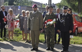 Kęckie obchody Święta Wojska Polskiego oraz 102. rocznicy Bitwy Warszawskiej: Składanie wiązanek kwiatowych przy obelisku pamięci płk. Stanisława Kr&oacute;lickiego