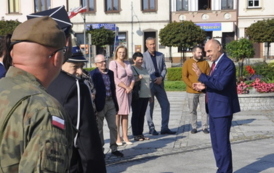 Kęckie obchody Święta Wojska Polskiego oraz 102. rocznicy Bitwy Warszawskiej: I Zastępca Burmistrza Gminy Kęty rafał Ficoń dziękuje zgromadzonym za udział w obchodac