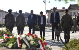 Kęckie obchody Święta Wojska Polskiego oraz 102. rocznicy Bitwy Warszawskiej: Składanie wiązanek kwiatowych na Grobie Nieznanego Żołnierza na Rynku w Kętach