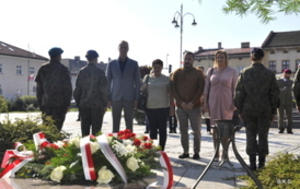 Kęckie obchody Święta Wojska Polskiego oraz 102. rocznicy Bitwy Warszawskiej: Składanie wiązanek kwiatowych na Grobie Nieznanego Żołnierza na Rynku w Kętach