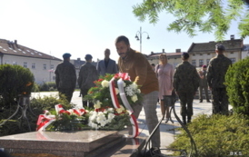 Kęckie obchody Święta Wojska Polskiego oraz 102. rocznicy Bitwy Warszawskiej: Składanie wiązanek kwiatowych na Grobie Nieznanego Żołnierza na Rynku w Kętach