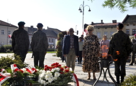 Kęckie obchody Święta Wojska Polskiego oraz 102. rocznicy Bitwy Warszawskiej: Składanie wiązanek kwiatowych na Grobie Nieznanego Żołnierza na Rynku w Kętach