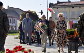 Kęckie obchody Święta Wojska Polskiego oraz 102. rocznicy Bitwy Warszawskiej: Składanie wiązanek kwiatowych na Grobie Nieznanego Żołnierza na Rynku w Kętach