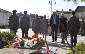 Kęckie obchody Święta Wojska Polskiego oraz 102. rocznicy Bitwy Warszawskiej: Składanie wiązanek kwiatowych na Grobie Nieznanego Żołnierza na Rynku w Kętach