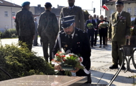 Kęckie obchody Święta Wojska Polskiego oraz 102. rocznicy Bitwy Warszawskiej: Składanie wiązanek kwiatowych na Grobie Nieznanego Żołnierza na Rynku w Kętach