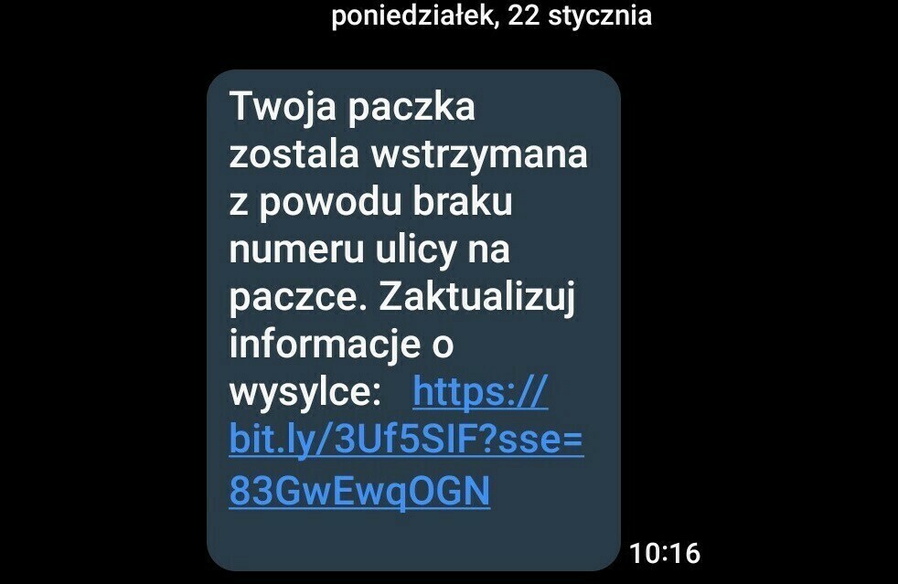 Zdjęcie do Czekasz na przesyłkę i dostałeś sms, aby uzupełnić dane adresowe? Nie klikaj  w podesłany link, to oszustwo!