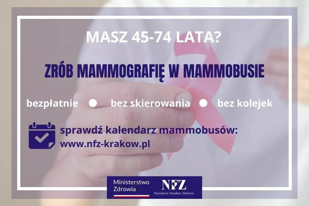 Grafika z napisem "Zrób mammografię w mammobusie", w tle dłoń trzymająca różową wstążkę