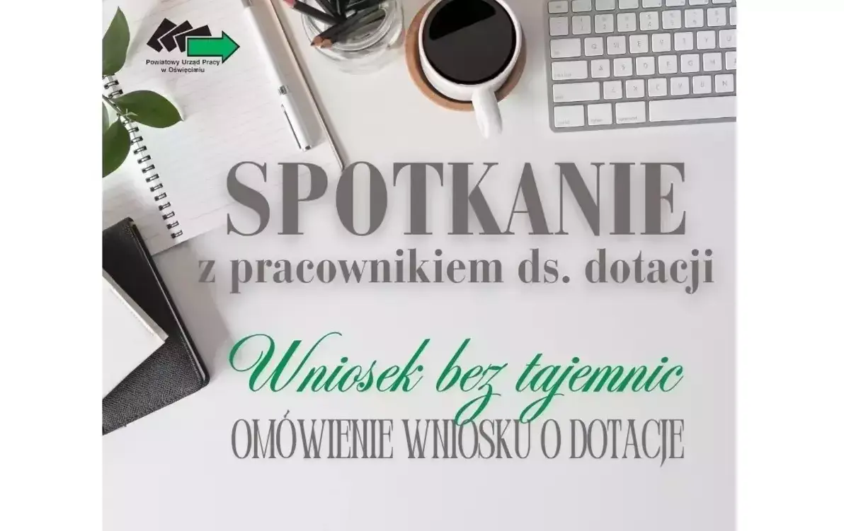 Napis "Spotkanie z pracownikiem ds. dotacji" i "Wniosek bez tajemnic. Omówienie wniosku o dotację"" orazna tle biurka z klawiatura komputerową, filiżanka kawy i notesem