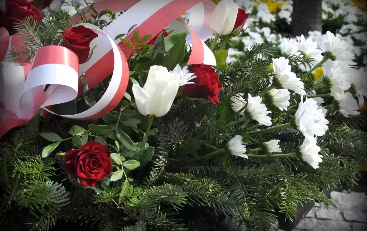 Wiązanka kwiatowa biało-czerwona