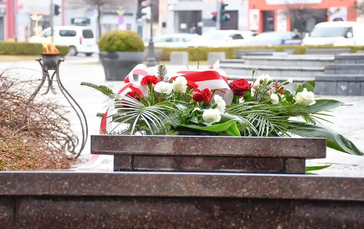 Zdjęcie Grobu Nieznanego Żołnierza na kęckim Rynku