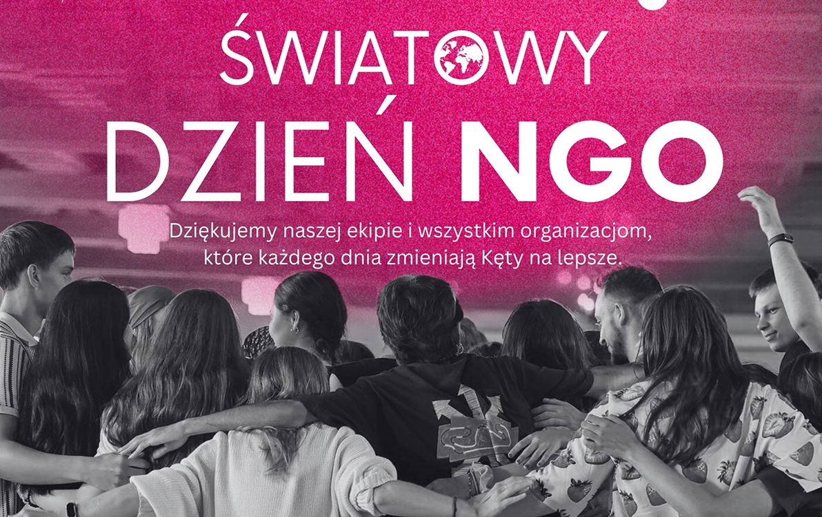 na ciemnoróżowym tle biały napis światowy dzień ngo i logo po lewej i prawej stronie (w górnych rogach), pod spodem czarno-białe zdjęcie ludzi stojących tyłem do widza, trzymających się za ramiona w kółku