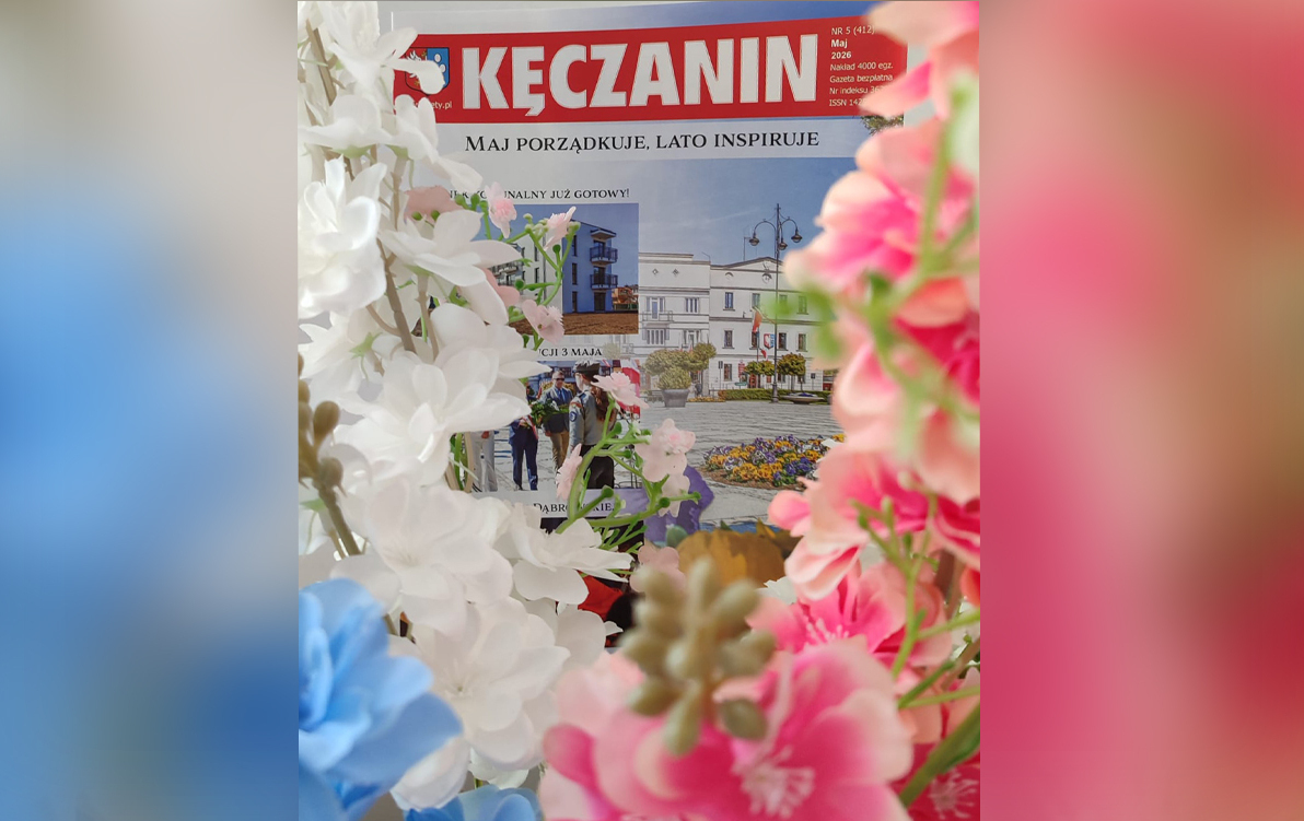 na rozmytym kwiatowym tle kęczanin widoczny zza kwiatów