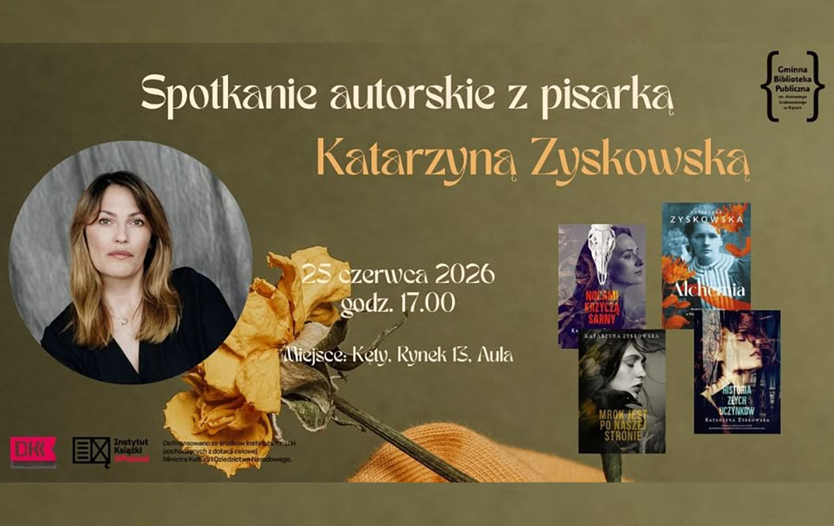 na ciemnozielonobrązowym tle zdjęcie katarzyny zyskowskiej, białymi literami tytuł spotkanie autorskie z pisarką, pod spodem napis żółtymi literami katarzyna zyskowska, po prawej w prawym górnym rogu logo biblioteki, pod spodem po prawej stronie grafiki 4