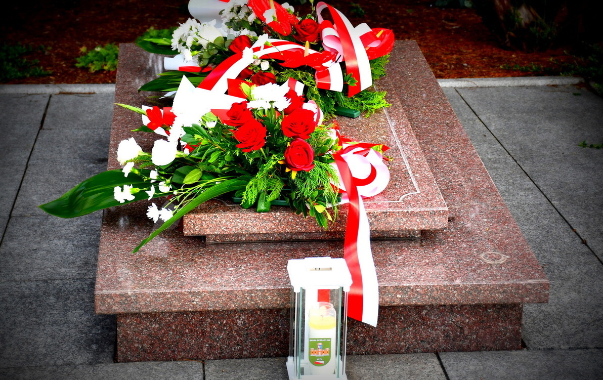 Kwiaty na Grobie Nieznanego Żołnierza w Kętach