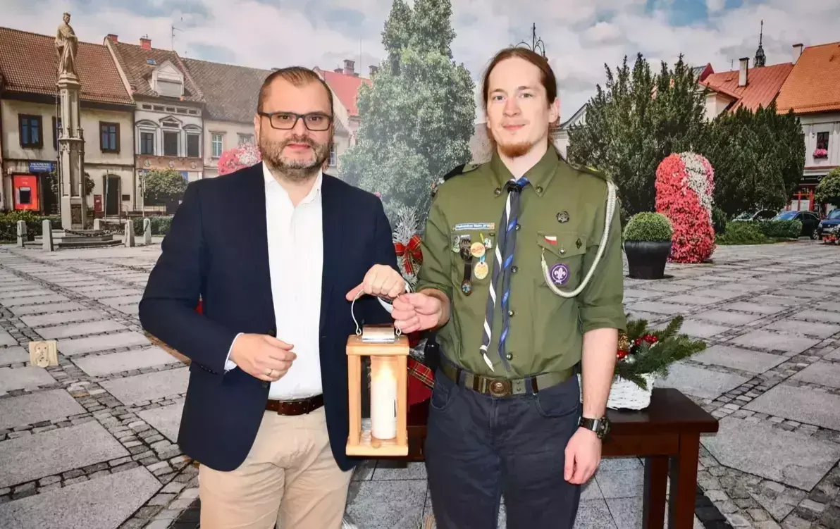 Zdjęcie do Betlejemskie Światło Pokoju rozbłysło w kęckim magistracie