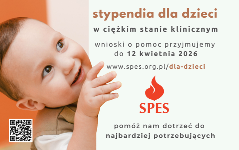 Chłopczyk wyglądający zza planszy, na której wypisano informacje dotyczące Programu Pomocy Dzieciom i logotyp stowarzyszenia SPES