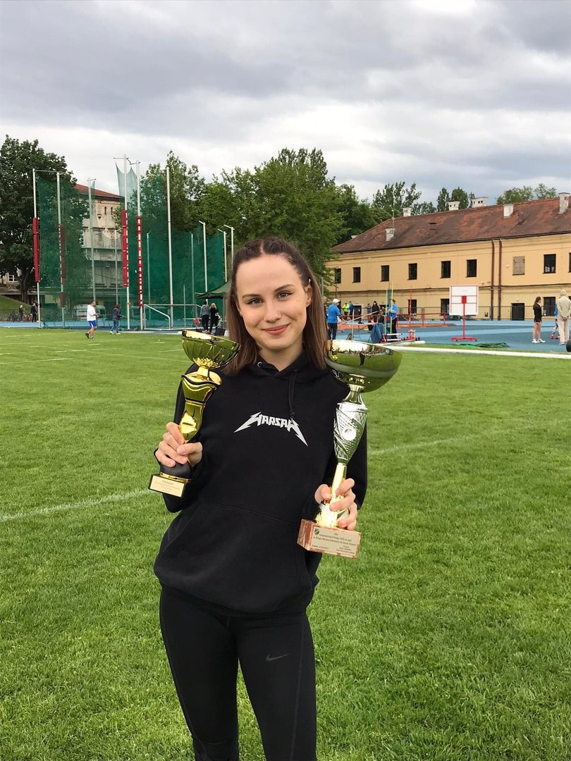 Trenerka MKS Tempo Kęty z pucharami Trenerka MKS Tempo Kęty z pucharami