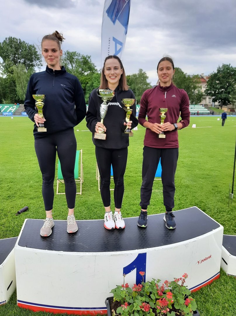 Trenerki MKS Tempo Kęty z pucharami Trenerki MKS Tempo Kęty z pucharami