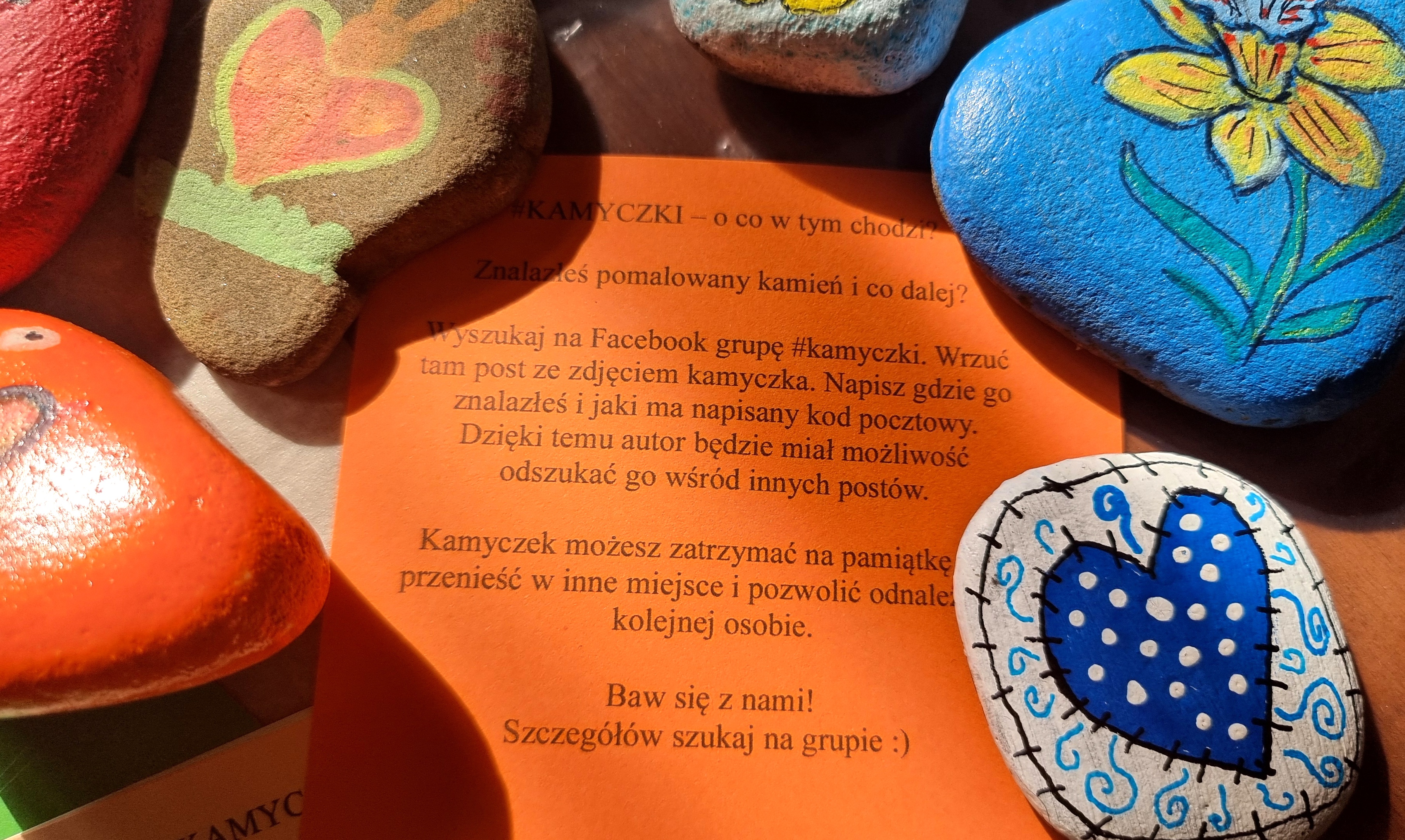 Zjęcie przedstawiające pomalowane kamyczki