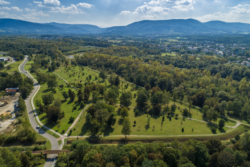 Widok na park miejski, ujecie lotnicze