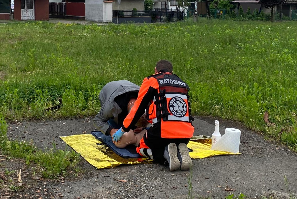 KPP_Oświęcim-_Akcja_na_rzecz_bezpieczeństwa_w_ruchu_drogowym_Dzień_Matki_nauczyciel_obserwuje_jak_kierowca_na_fantomie_przeprowadza_resuscytację