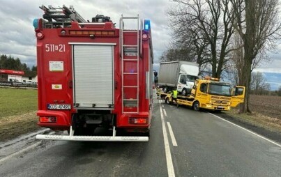 Zdjęcie do Łęki. Kolizja drogowa trzech pojazd&oacute;w