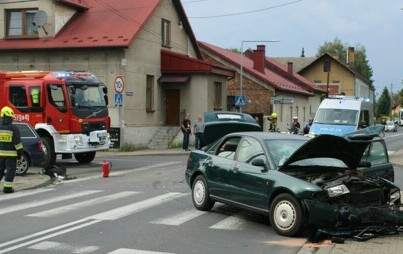 Zdjęcie do Zderzenie dw&oacute;ch samochod&oacute;w, pięcioro poszkodowanych