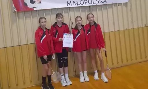 Zdjęcie do V miejsce drużyny dziewcząt z Dw&oacute;jki w Małopolskich Igrzyskach Dzieci w Badmintonie