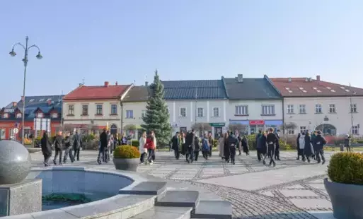 Zdjęcie do Co robi Wyspian na Rynku? - tańczy poloneza 