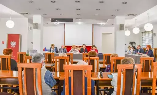 Miejska Rada Seniorów - tłum widziany od tyłu, przedstawiający radnych w Kętach