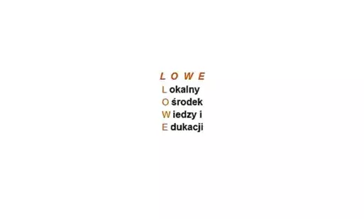 logotyp LOWE - pomarańczowe litery poziomo LOWE i pionowo LOWE, z czarnymi literami (L) okalny (O) środek (W) iedzy i (E) dukacji